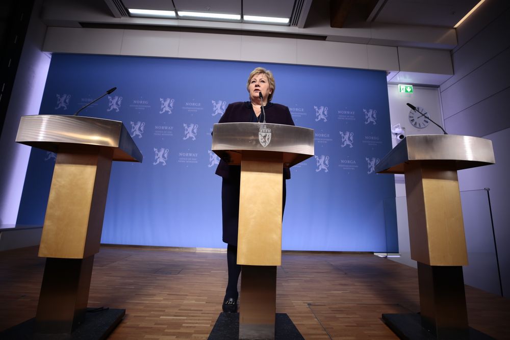 Statsminister Erna Solberg (H) og helseminister Bent Høie (H) orienterer om nye tiltak for å bekjempe koronaviruset. Helsedirektør Bjørn Guldvog og direktør i Folkehelseinstituttet Camilla Stoltenberg er også til stede.
