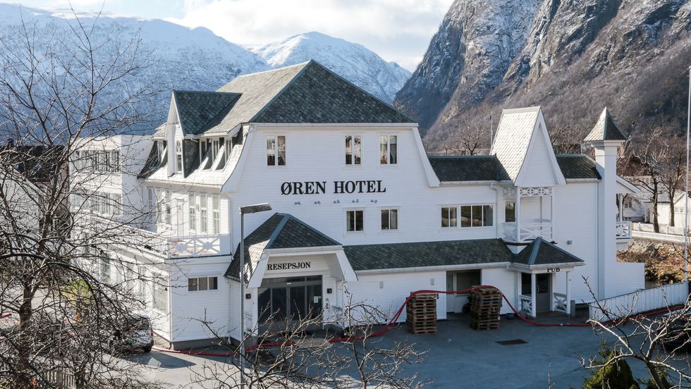 STENGT: Frå og med fredag ettermiddag er dørene på Øren Hotel stengde.
