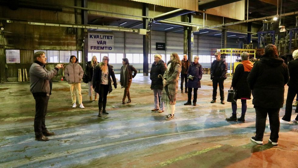 SYNFARING: Kommunestyret i Høyanger fekk sjå seg om i Fundo-bygget med næringssjef Terje Søreide som guide.