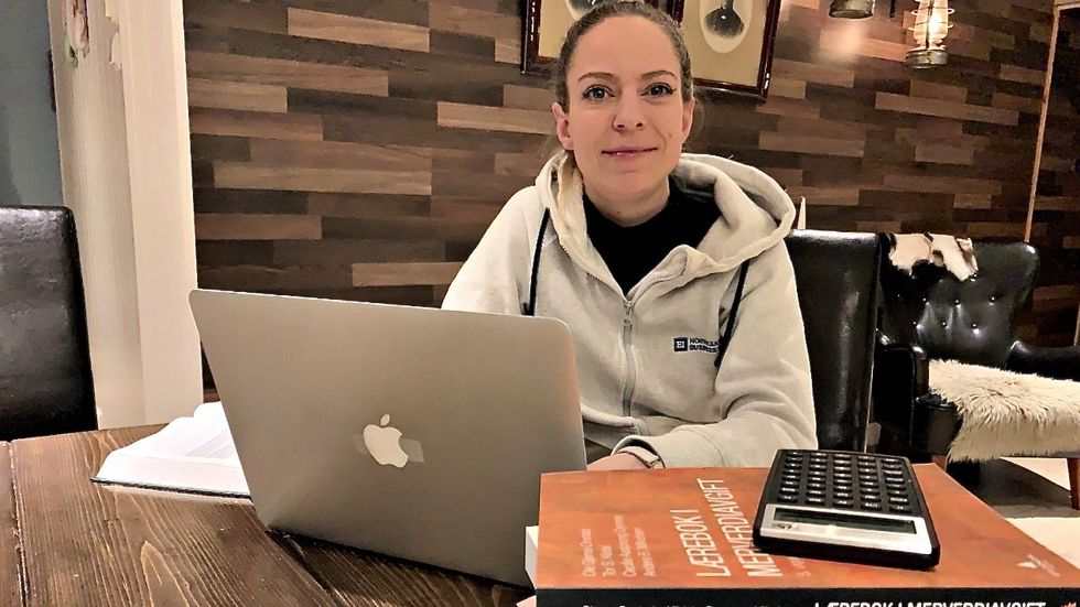 NETTSTUDENT: Ingrid Nordbye-Antonsen kombinerer familieliv med studiar