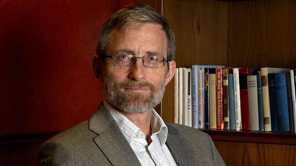 FRAMLEIS UVISSE: Kommuneoverlege Knut Cotta Schønberg i Luster trur det framleis er uoppdaga sjukdomstilfelle i Sogn, på lik linje med i resten av landet.