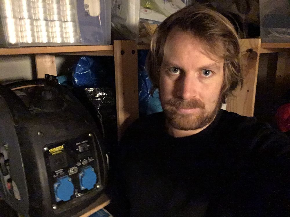 Aftenpostens Henning Carr Ekroll er i koronakarantene - og anslår at han ville ha klart seg i ca en måned i sin egen leilighet, om strøm og vann forsvant.