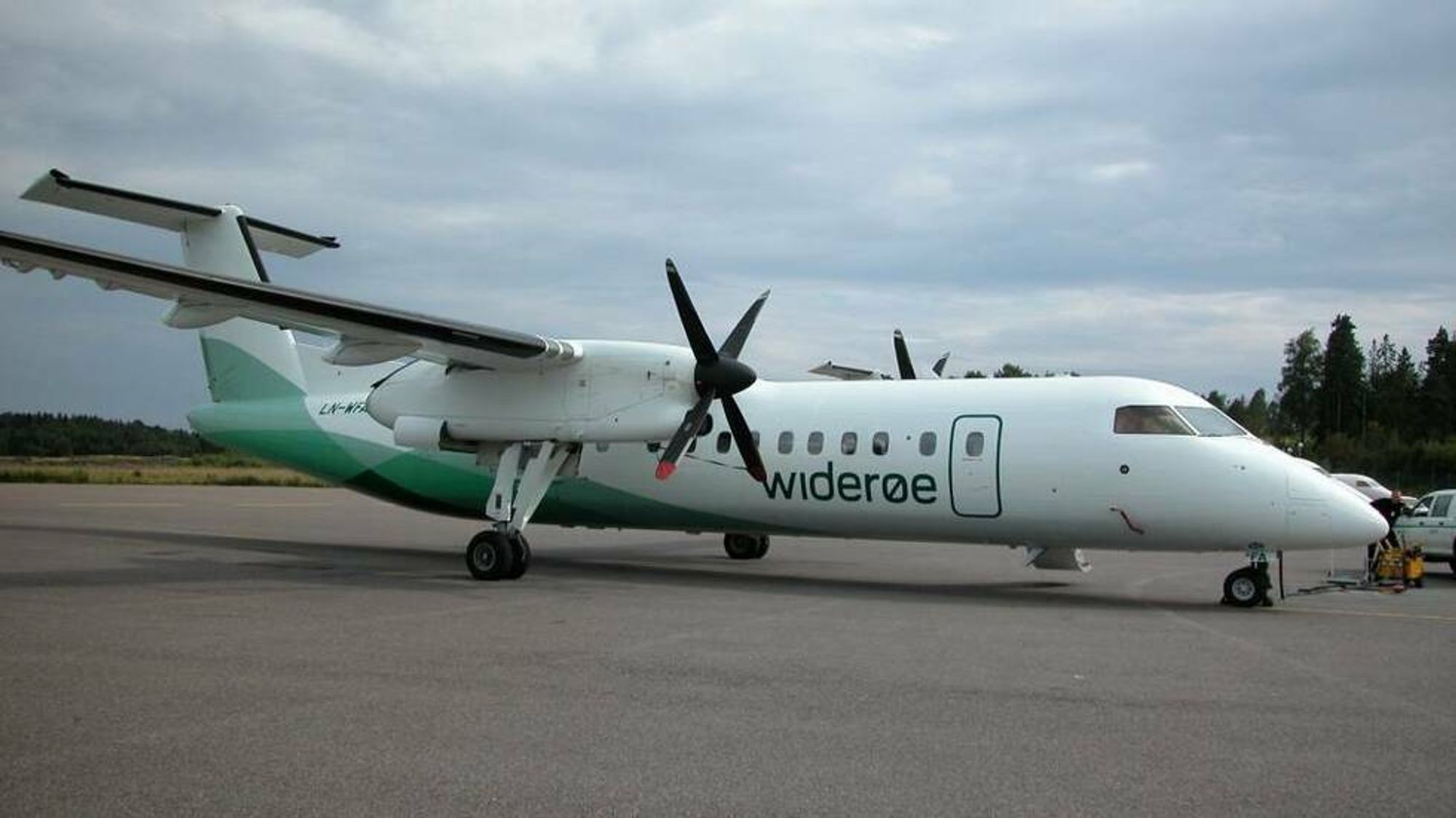 Det blir sett inn buss for fly til Sogndal eller Florø lufthamn, for dei som blir råka av stengingane.
