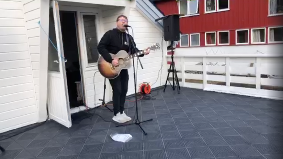 Det er vanskelege tider for fleire i kulturbransjen då alt vert avlyst. Fleire har konsertar direkte frå stova, eller i Ketil Thorbjørnsen sitt tilfelle, verandaen heime og ut på Facebook.