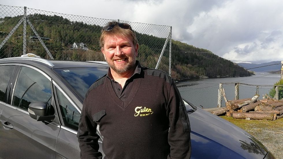 ROLEGE DAGAR: Ivar Eide i Gulen Taxi har rolege dagar for tida. Han har fortsatt ikkje fått panikk og håpar staten kjem med endå betre redningspakkar for sjølvstendig næringsdrivande.