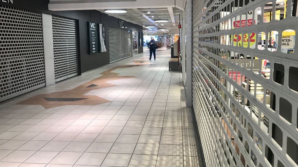 HALV MASKIN: Fleire butikkar på AMFI Sogningen er stengde, eller har reduserte opningstider. Norli, som er avbilda til høgre, har reduserte opningstider.