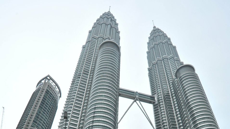 Et landemerke i hovedstaden Kuala Lumpur, Petronas Twin Towers, der Axiata har hovedkvarter.