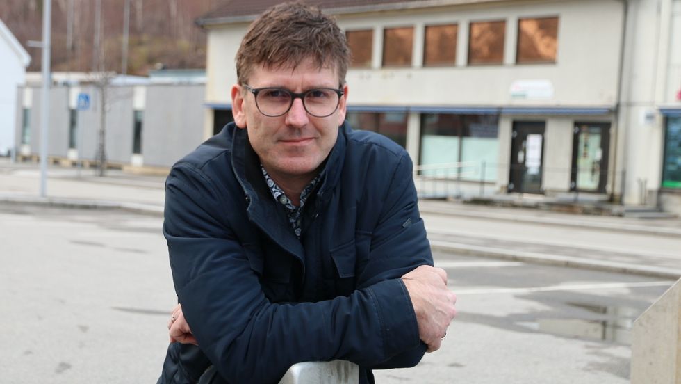 STOR JOBB: – Ho var eit skrivande menneske, fortel Lidvar Berge om si avdøydde mor. No har tekstane hennar blitt til bok.
