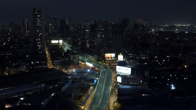 Bildet viser nær folketomme gater i Mumbai natt til onsdag, da portforbudet trådte i kraft.