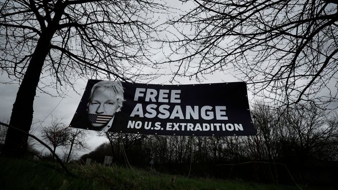 Det har vært mange demonstrasjoner for å få frigitt Julian Assange. Nå vil advokatene hans at han skal løslates mot kausjon på grunn av smittefare.