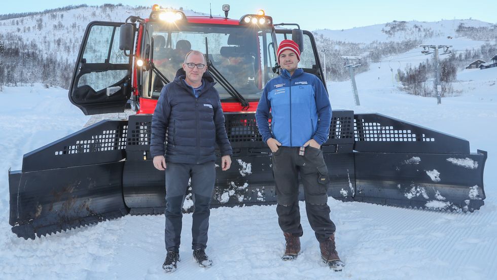DUGNAD: Sjølv om dei er permitterte frå jobben, sørgar tilsette i skisenteret for å halda langrennsløypene og turløypene i Hodlekve opne. Dagleg leiar Per Odd Grevsnes og driftsleiar Kim André Navarsete.