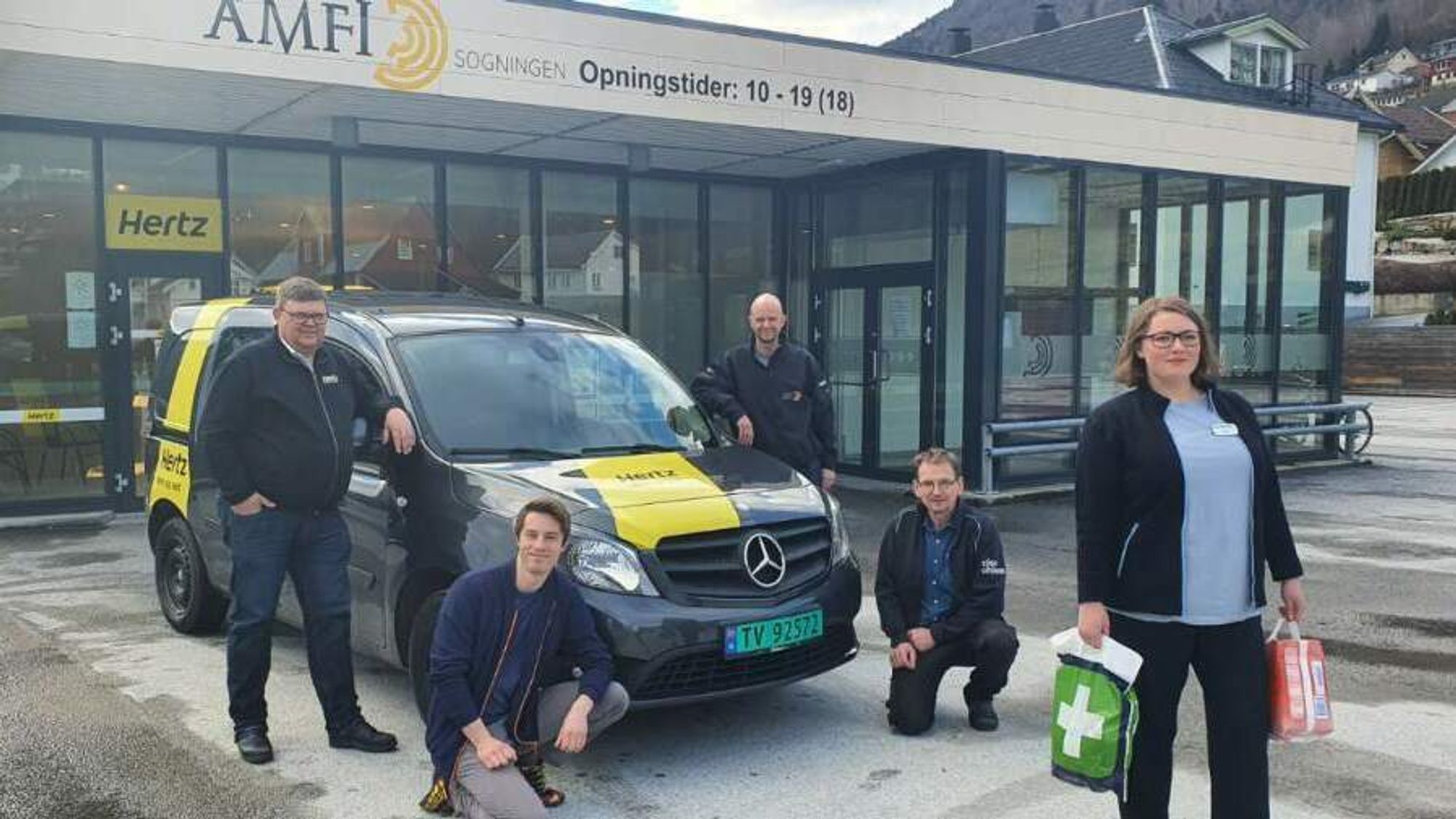 Frå og med måndag kan du bestille varer frå nesten alle butikkane på AMFI Sogningen, og Andreas Hodlekve (bakerst i bilde) vil køyre dei ut. Her med fleire tilsette på senteret.