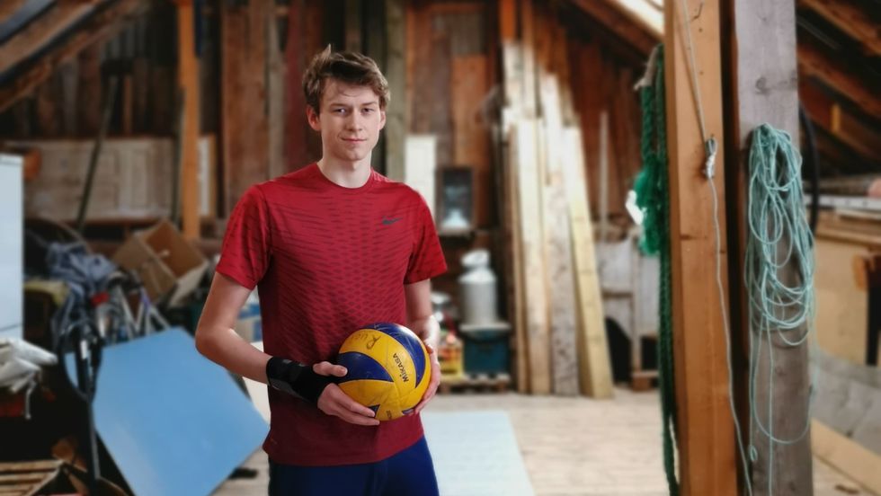 Jobjørn Myren spelte i lag med Studentspretten i Sogndal medan han gjekk på idrettslinja. No har han bytt til toppvolleyball i Rogaland.