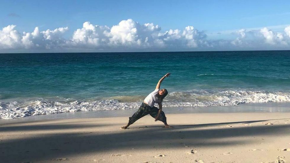 For to veker sidan var Katrin Mo på Bahamas og kunne praktisera karmayoga på stranda. No tilpasser ho yogatimane sine høva og har gått over til å undervise via video frå stova.