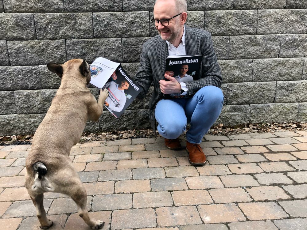 Journalisten-redaktør Roger Aarli-Grøndalen har relansert Journalisten på papir. Her sammen med den franske bulldogen og vaktbikkja Huncho.