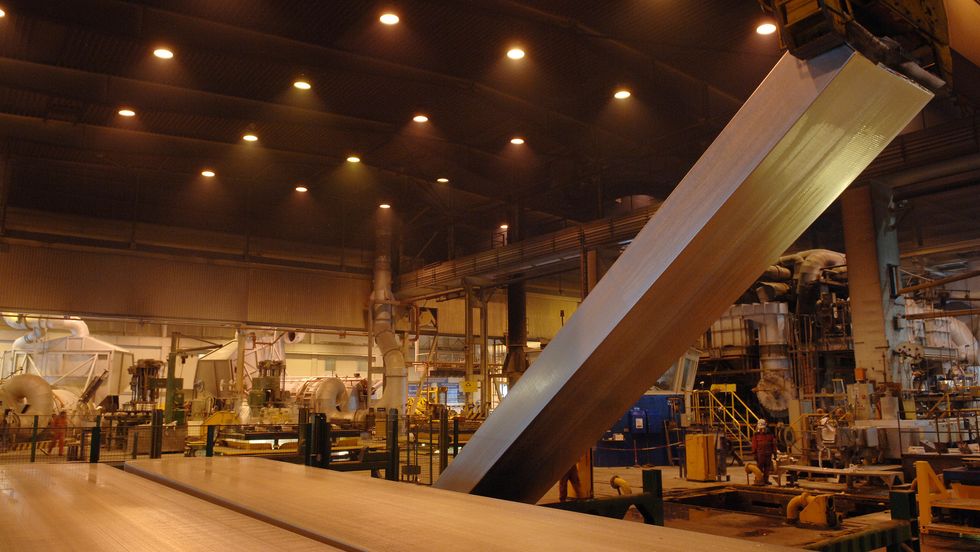 UVISSE: Etterspurnaden etter aluminium er fallande som eit resultat av koronakrisa. Førebels blir ikkje smelteverka i Årdal og Høyanger råka av produksjonskutt.