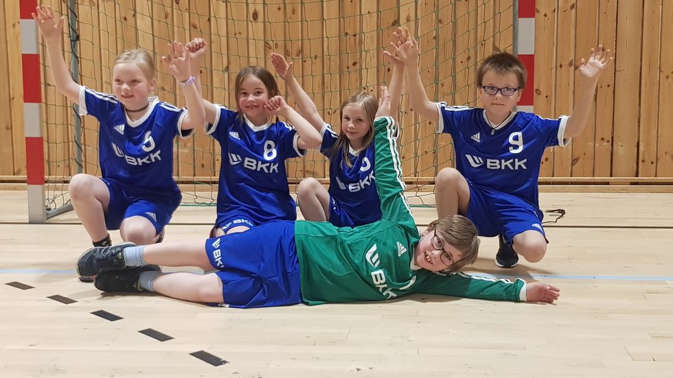 Ein gjeng på 11-12 stykker møtest i gymsalen på Dalsøyra for å spele håndball.