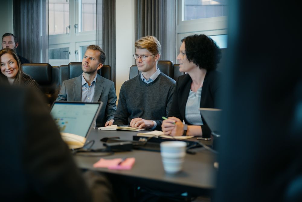 Dagleg leiar Guri Størvold (t.h.), her saman med tre nytilsette i 2019, Cecilie Brein Karlsen, Fredrik Wang Gierløff, Sigurd Brekke.