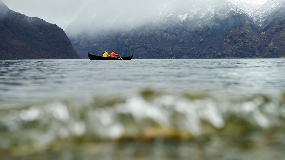 SATSING I FARE: I Aurland vil ekteparet Bjørn Vike og Tone Rønning Vike gje turistane sakte opplevingar, som rotur på fjorden. Suksessen er no trua som følgje av koronaviruset.