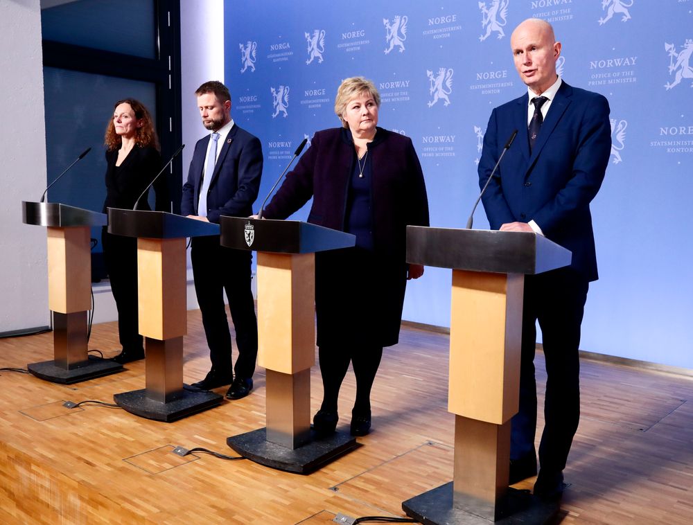 Statsminister Erna Solberg (H) og helseminister Bent Høie (H) orienterte om nye tiltak for å bekjempa koronaviruset. Helsedirektør Bjørn Guldvog og direktør i Folkehelseinstituttet Camilla Stoltenberg var også til stades.
