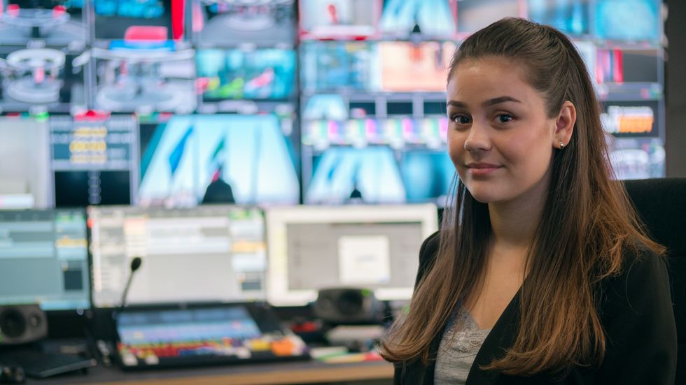Kamilla Follevåg jobbar som produsent i TV 2 i Oslo. Der er det travle dagar med å dekke over alle nyheitene og å sende mange pressekonferansar i høve koronaviruset.