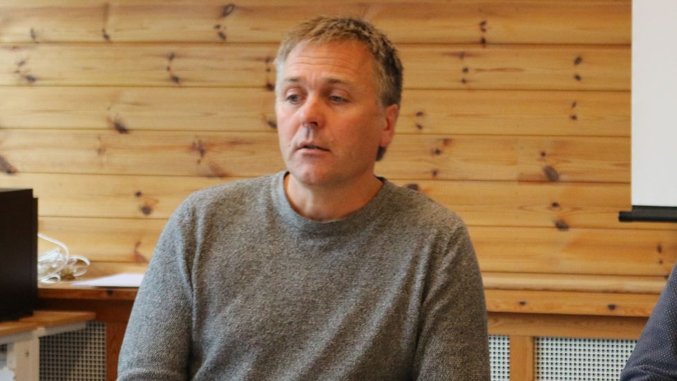 FØRESLÅR KUTT: Rådmann Steinar Søgaard i Aurland føreslår drastiske kutt for å få økonomien i hamn.