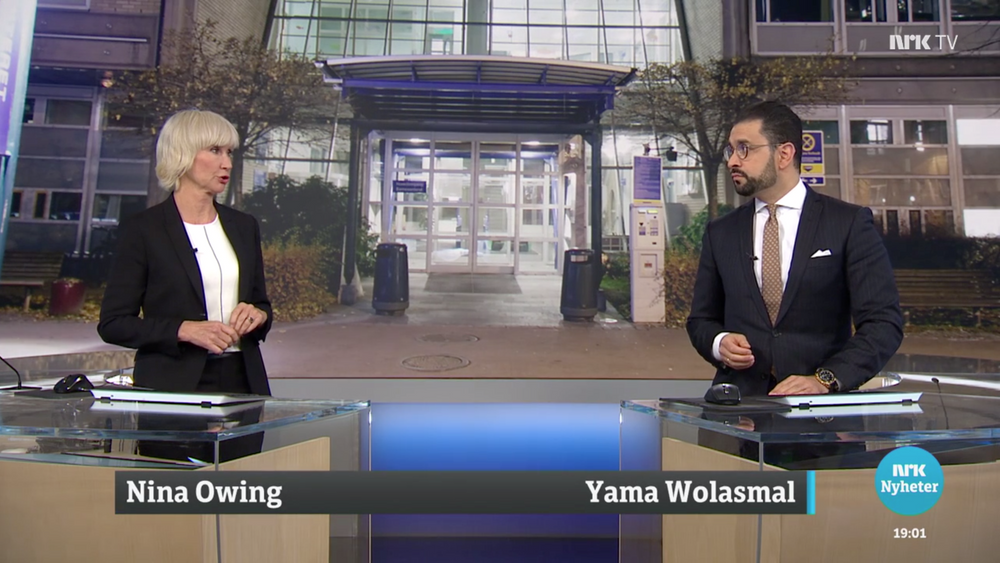 Skjermduimp av Dagsrevyen måndag denne veka. Her ved programleiarane Nina Owing og Yama Wolasmal.