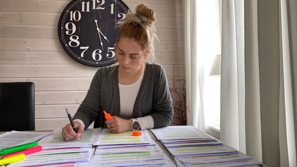 USIKKER FRAMTD: Siv-Berit Molland brukar ni timar om dagen på å lesa til eksamen.