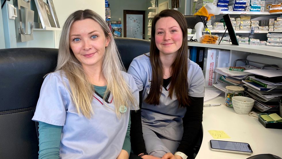 DYREKLINIKKEN: Elise Berg Hustveit frå Sogndal, og Lisa Marie Hjellhaug frå Kaupanger.
