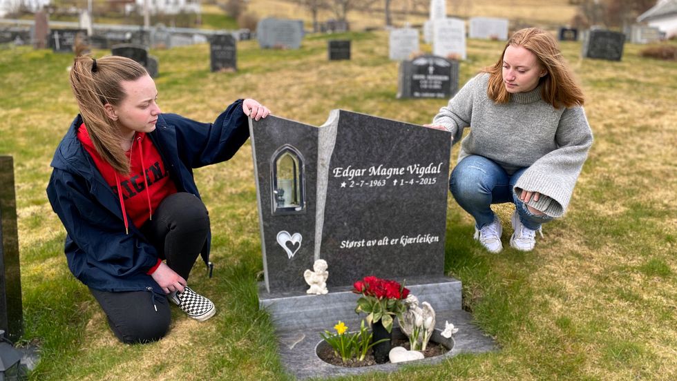 VED GRAVA: Her kviler pappaen til Rebekka Brun Vigdal, og Marta Brun Vigdal.
