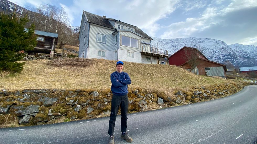 SØRHEIM: Hallvard Sørheim Evjestad framanfor huset sitt og garden på Sørheim. Her har han panoramautsikt utover Lustrafjorden.