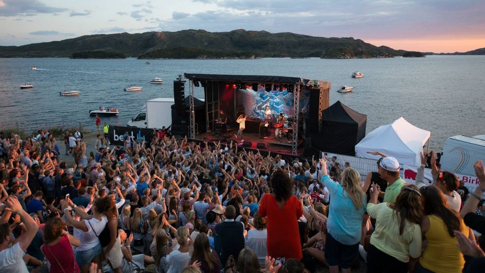 AVVENTAR: Utkant har vore arrangert i havgapet på Skjerjehamn i Gulen sidan 2007. No avventar festivalen ei avklaring kring koronasituasjonen før årets festival.