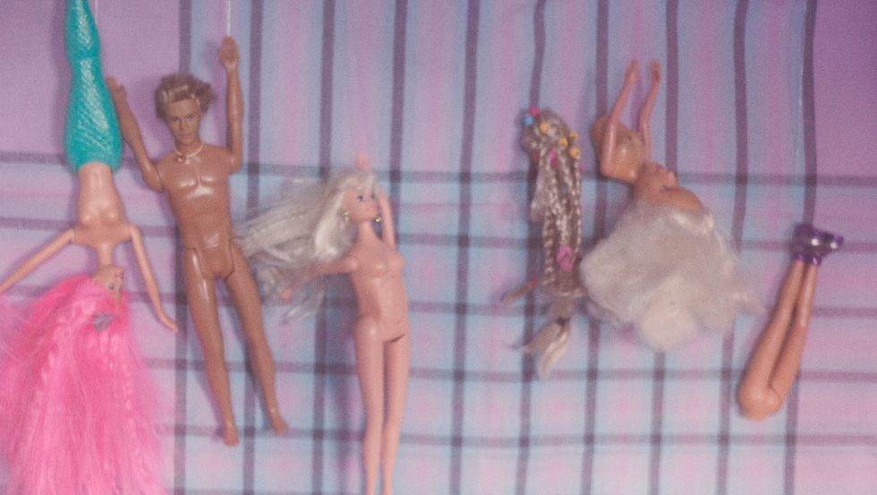 KARANTENEKUNST: Gamle barbiedukker dannar karantenekunst.