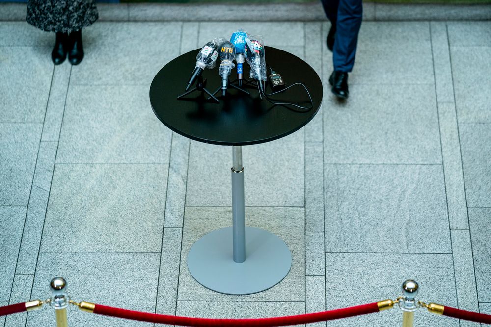 Pressens mikrofoner er dekket med plastposer under pressekonferansen på Stortinget etter forhandlingene med regjeringen om en tredje krisepakke.