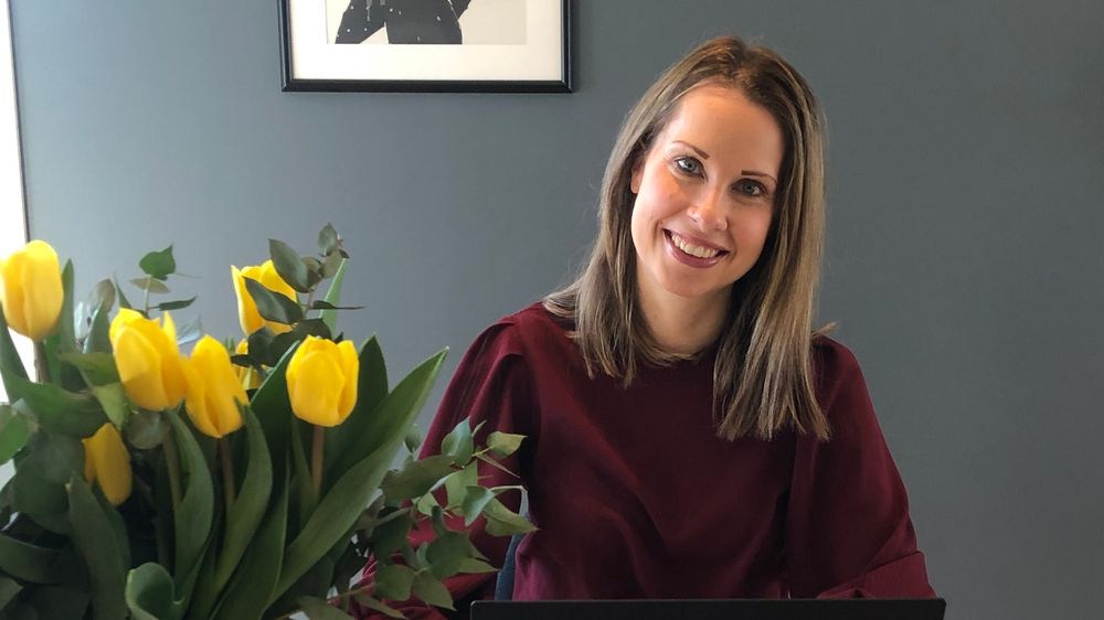 Caroline Wilhelmsen i Capgemini har to barnehagebarn og hjemmekontor og flytter litt rundt etter hvor det er arbeidsro.