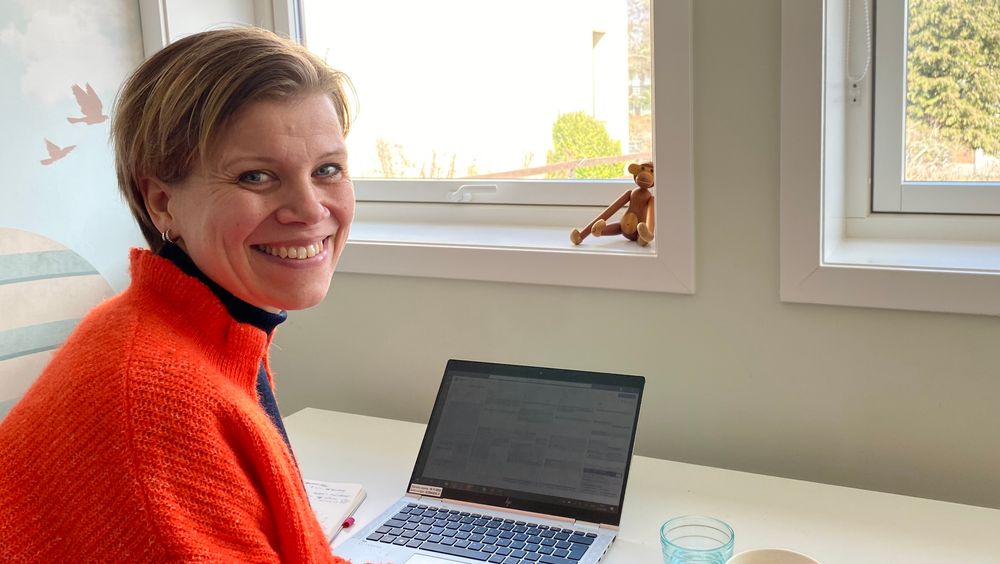 Hege Kirkeby i Telia med hjemmekontor på sønnens rom.