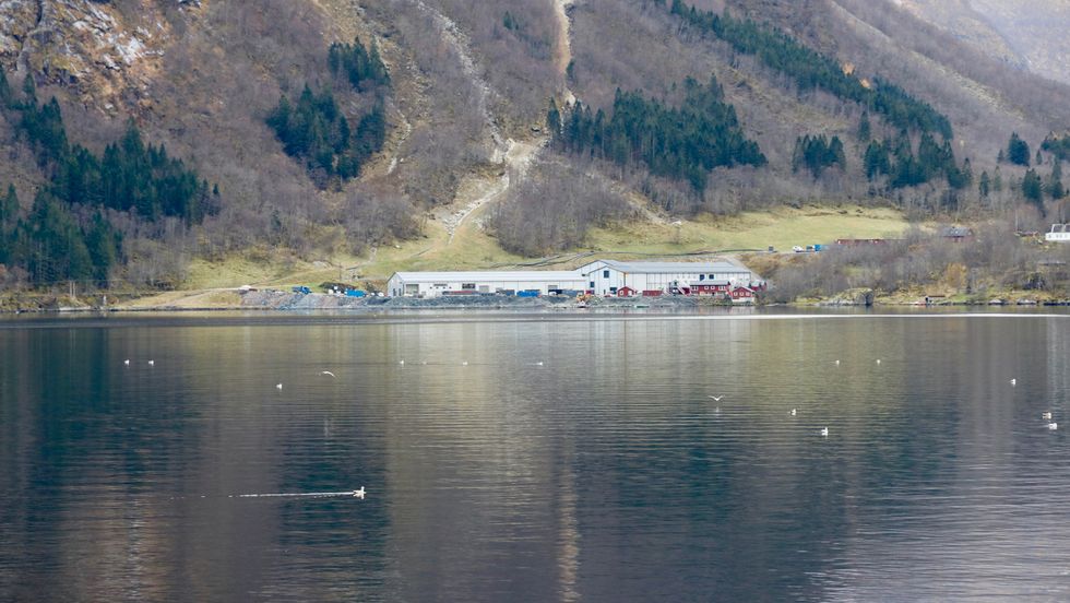 STYRE: Osland settefisk AS har gjort endringar i styret den siste tida. Her ser ein settefiskanlegget på Sørebø.