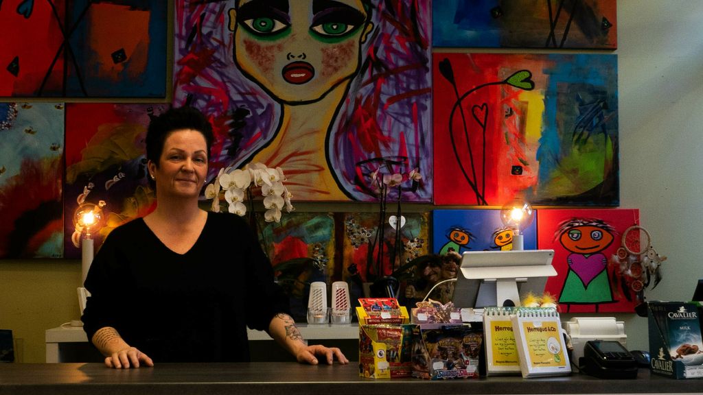 ASKELADDEN: Mariann Viken Oppedal styrer skute i den nye butikken i Gaupne.