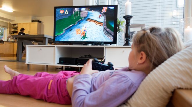 Nesten seks av ti i alderen 9–18 år bruker penger når de spiller. Viktig å snakke med barna om pengebruk i spill fra tidlig alder, sier Medietilsynet-direktør.