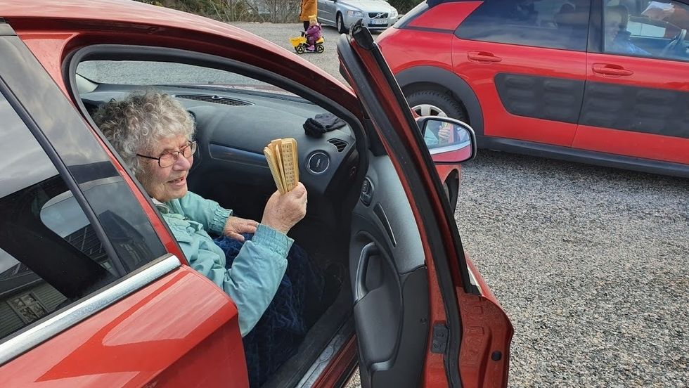 Kjellfrid Mjømen fekk storeslem og gjekk heim med flest premiar på drive-in-basaren skjærtorsdag.