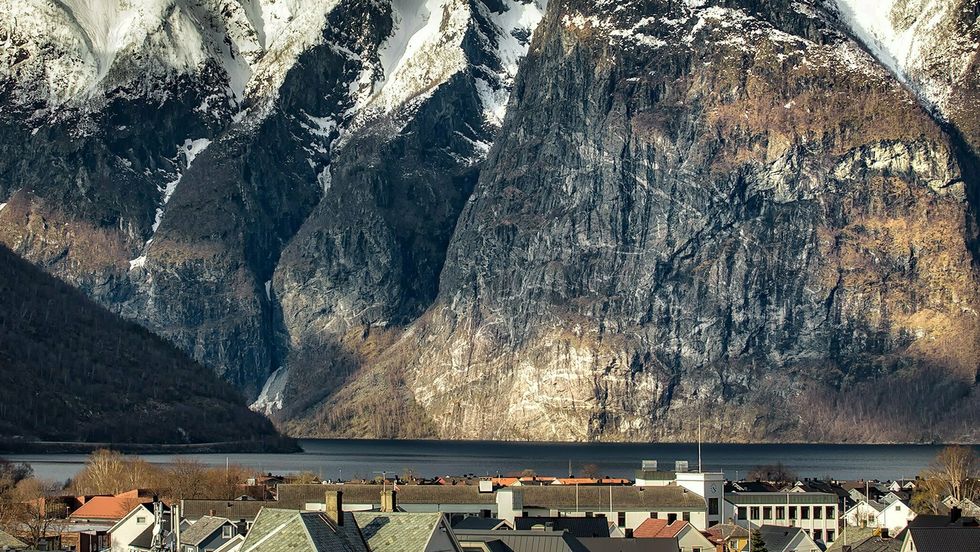 MEKTIG SYN: Skorsfjellet i tårnar over Øvre Årdal. Dette er berre eit utsnitt. Nede i saka kan du sjå heile biletet.