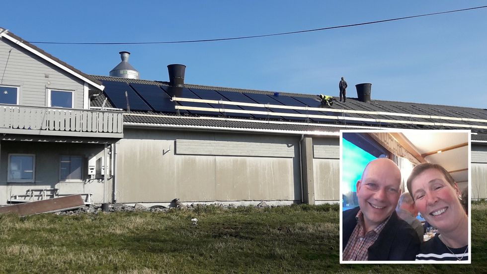 STRAUM: Her vert det lagt solcellepanel på taket på hønsehuset hos Bjarte og Bente Nordanger.