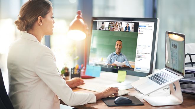 Kvinne har videomøte med flere andre i Zoom.