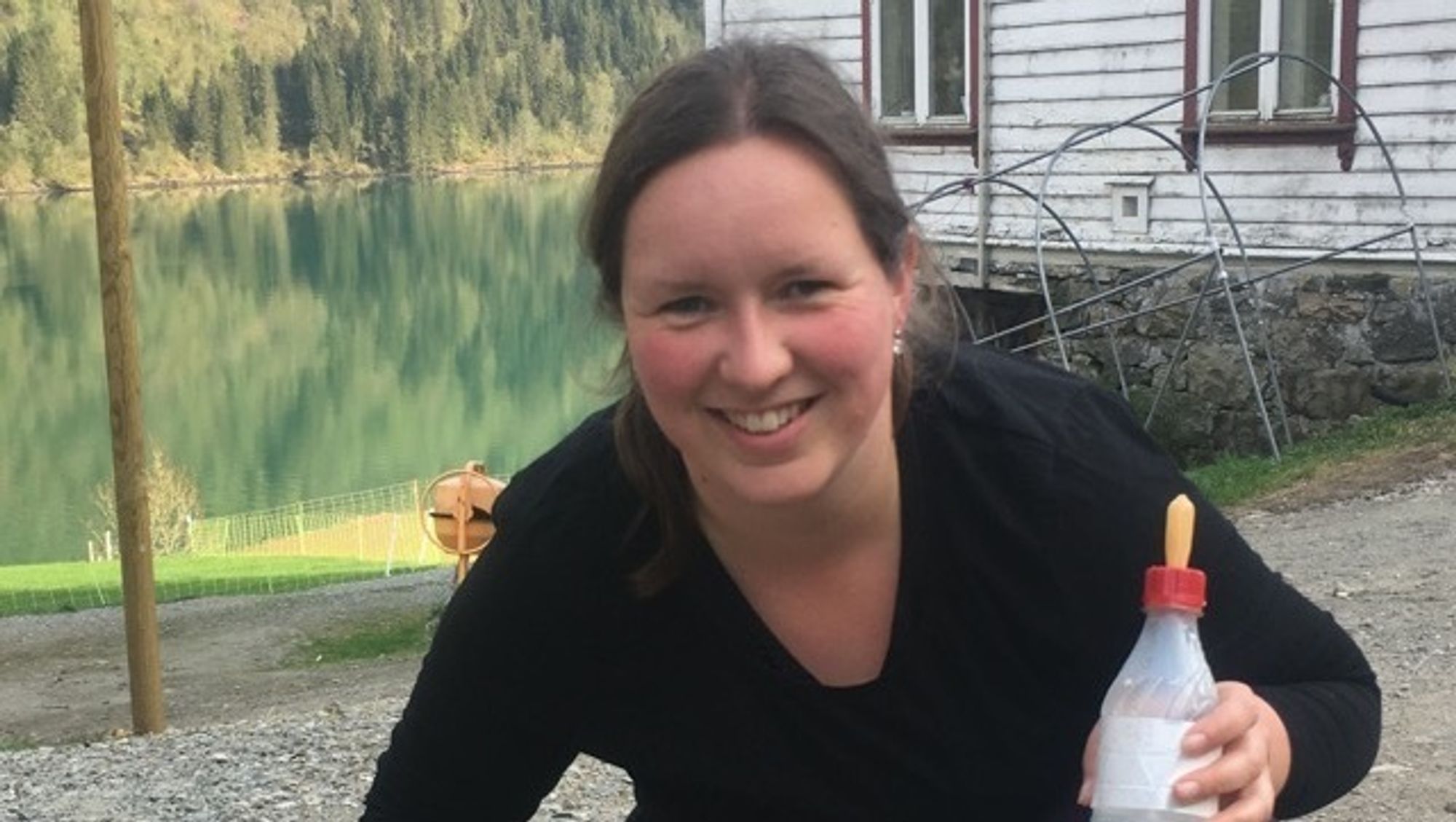 Maria Langehelle bur på garden med sambuar Endre Distad i Fjærland. Der fekk ho oppfylt "pikedrømmen" med å ha mange forskjellige dyr. Ho har hund, sau, katt, hest, høner og hane, og tidlegare hatt kaniner.