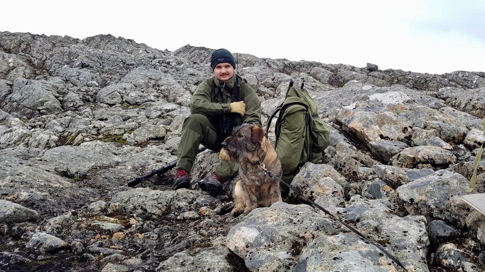 GLAD I JAKT: Olav likar godt å vere på jakt når han er heime i Sogn