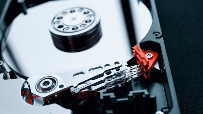 Plater og en lese/skrive-arm på innsiden av en harddisk.