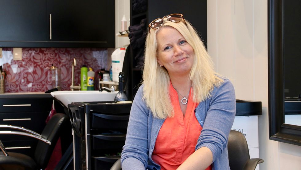 GLAD: Edda Kristin Haugsvær er glad for å kunne opne frisørsalongen igjen, men er samstundes bevisst på ansvaret for å hindre smittespreiing.
