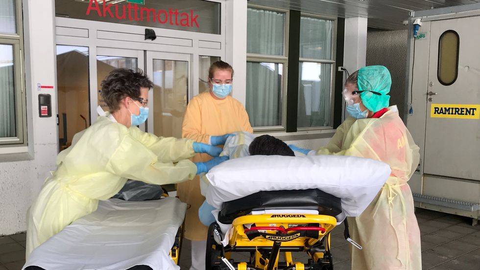 DAGLEGE ØVINGAR: Her øver dei tilsette på Lærdal sjukehus på å ta imot ein pasient med symptom på luftvegsjukdom.