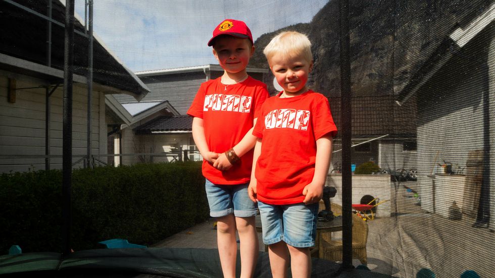 BAMSEJAKT: Aksel Andrè og Jacob Matheo har vore på to turar denne helga, der dei har leita etter bamsar.