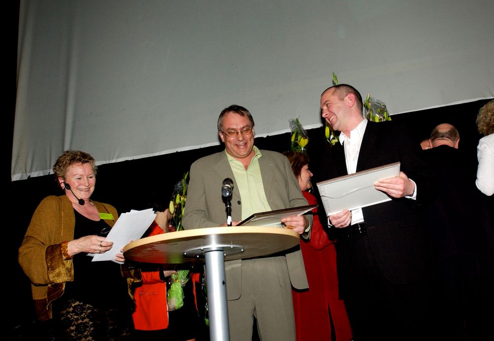 ARKIV: I 2003 stakk VG av med SKUP-prisen med Lucia-saka. Her ved Rolf Widerøe og Tor Strand (t.v.) saman med leiaren for SKUP-juryen, Britt Tangen.